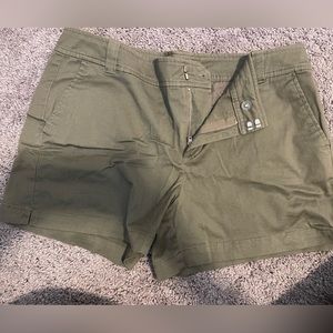 New York and company Hampton shorts 8 olive